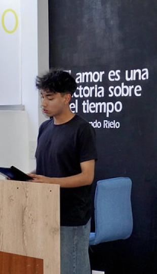 Entrega de planos al colegio Daniel Álvarez Burneo como parte de un proyecto de innovación