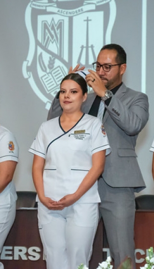 Ceremonia de Imposición de Insignias – Enfermería Cohorte 2026–2027
