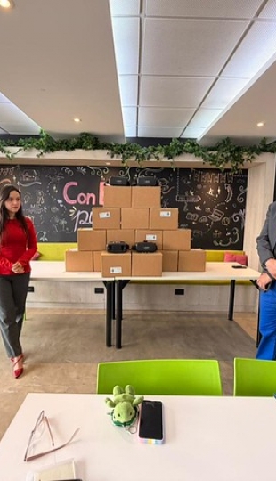 Bagó donó 60 gafas no electrónicas a la UTPL