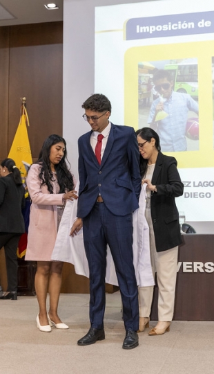 Imposición de mandiles a estudiantes de Fisioterapia