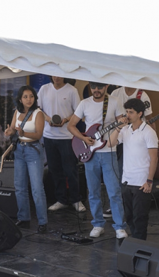 La UTPL participa en el Festival Internacional de Artes Vivas Loja con sus talentosos grupos de arte en la Plaza de la Cultura