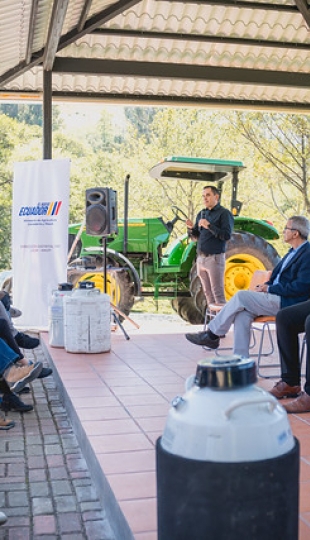 MAGAP entrega embriones bovinos y paquetes tecnológicos a UTPL