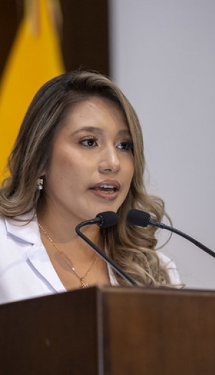 Imposición de mandiles a estudiantes de Fisioterapia