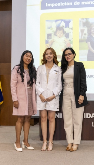 Imposición de mandiles a estudiantes de Fisioterapia