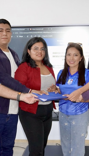 Entrega de planos al colegio Daniel Álvarez Burneo como parte de un proyecto de innovación