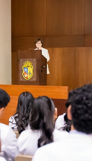 Imposición de insignias a estudiantes de Medicina Imposición de insignias a estudiantes de Medicina
