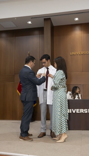 Imposición de Insignias – Carrera de Medicina