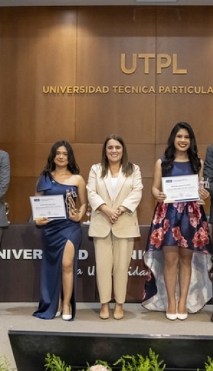 Ceremonia de entrega de certificaciones e insignias | Derecho UTPL Ceremonia de entrega de certificaciones e insignias | Derecho UTPL