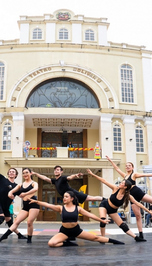 La UTPL participa en el Festival Internacional de Artes Vivas Loja con sus talentosos grupos de arte en la Plaza de la Cultura