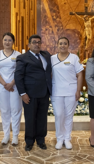 Imposición de insignias a estudiantes de Enfermería
