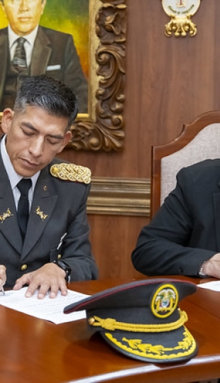 Firma de convenios específicos de cooperación interinstitucional entre la UTPL, la Federación Nacional de Corredores de Bienes Raíces y la Unidad Educativa Fiscomisional de Fuerzas Armadas “Colegio Militar n.º 5 Tcrn. Lauro Guerrero”. Firma de convenios específicos de cooperación interinstitucional entre la UTPL, la Federación Nacional de Corredores de Bienes Raíces y la Unidad Educativa Fiscomisional de Fuerzas Armadas “Colegio Militar n.º 5 Tcrn. Lauro Guerrero”.