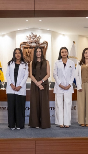 Imposición de mandiles | Carrera de Bioquímica y Farmacia