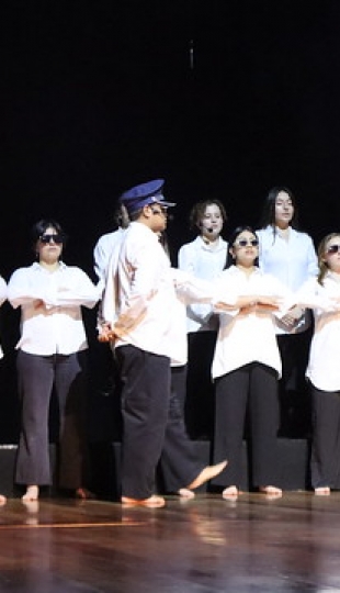 Carrera de Comunicación presentó la obra de teatro "Espejos" Carrera de Comunicación presentó la obra de teatro "Espejos"