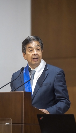 Condecoración a Carlos Calderón