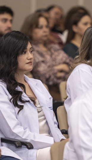 Imposición de mandiles a estudiantes de Fisioterapia