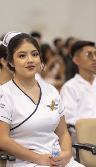 Imposición de insignias a estudiantes de Enfermería