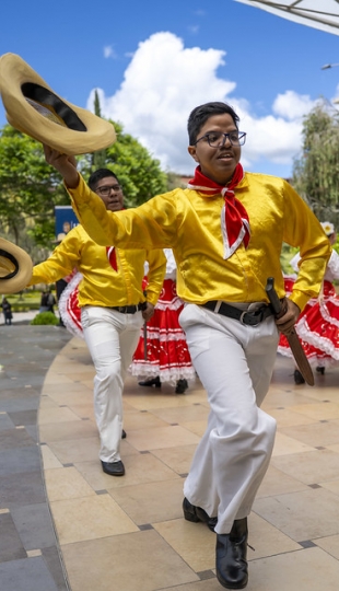 UTPL, escenario del arte y la diversidad cultural en el Festival Folclóricos Internacionales (FESFIN) 2025 UTPL, escenario del arte y la diversidad cultural en el Festival Folclóricos Internacionales (FESFIN) 2025