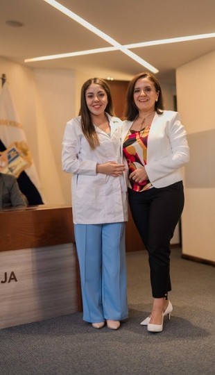 Imposición de mandiles a estudiantes de la carrera de Psicología Clínica Imposición de mandiles a estudiantes de la carrera de Psicología Clínica