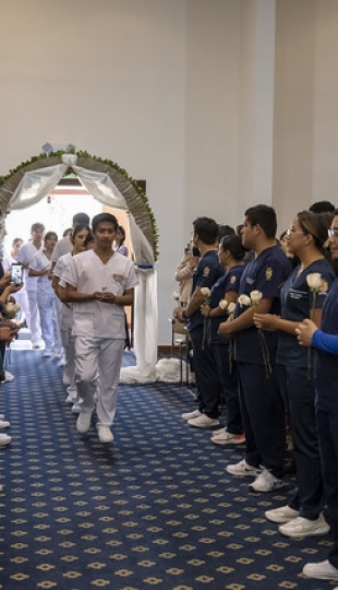 Imposición de insignias a estudiantes de Enfermería