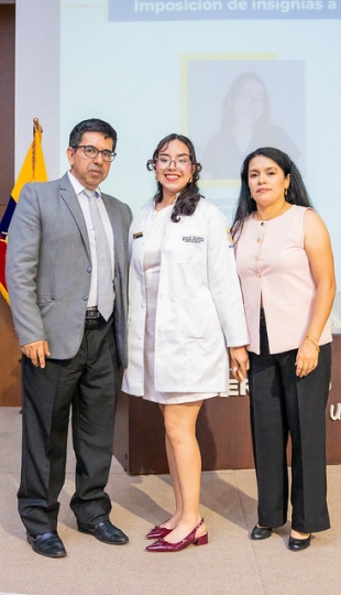 Imposición de insignias a estudiantes de Medicina