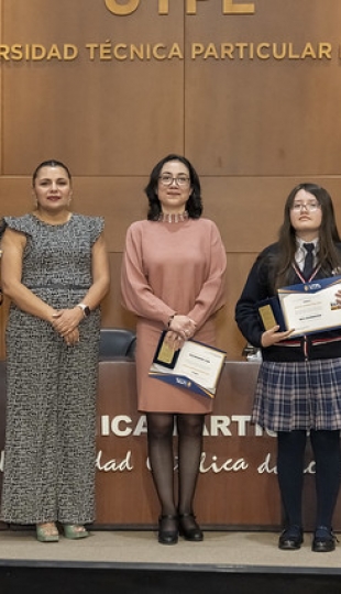 UTPL reconoció el compromiso de los abanderados de los colegios de Loja por su excelencia académica