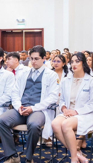 Imposición de insignias a estudiantes de Medicina Imposición de insignias a estudiantes de Medicina