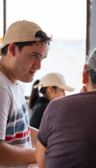 Visita de estudiantes y docentes de Economía al proyecto de producción sostenible meliponícola en el cantón Puyango