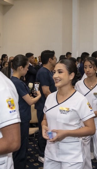 Imposición de insignias a estudiantes de Enfermería