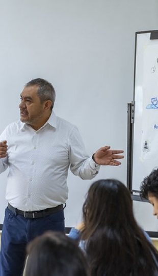 Aldea Global: La internacionalización de la práctica artística dictado por el docente Óscar Verde, de la Universidad Autónoma de México