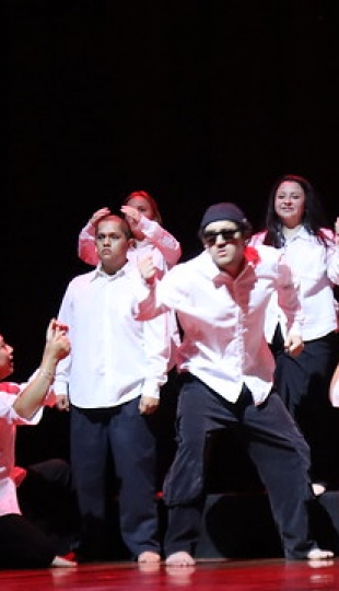 Carrera de Comunicación presentó la obra de teatro "Espejos" Carrera de Comunicación presentó la obra de teatro "Espejos"