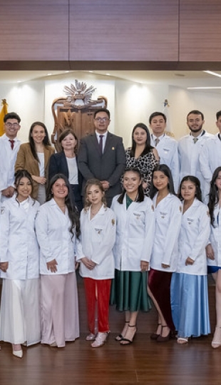 Estudiantes de Fisioterapia reciben sus mandiles