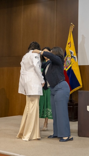 Imposición de mandiles a internos rotativos de la carrera de Nutrición y Dietética – Cohorte mayo 2025 / abril 2026 Imposición de mandiles a internos rotativos de la carrera de Nutrición y Dietética – Cohorte mayo 2025 / abril 2026