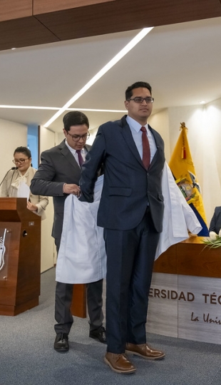 Estudiantes de Fisioterapia reciben sus mandiles Estudiantes de Fisioterapia reciben sus mandiles