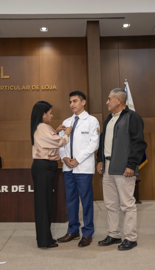 Imposición de Insignias – Carrera de Medicina