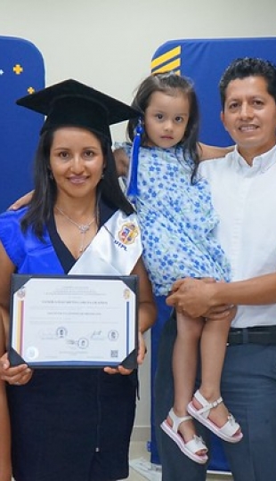 Nuevos profesionales de Galápagos recibieron su título Nuevos profesionales de Galápagos recibieron su título