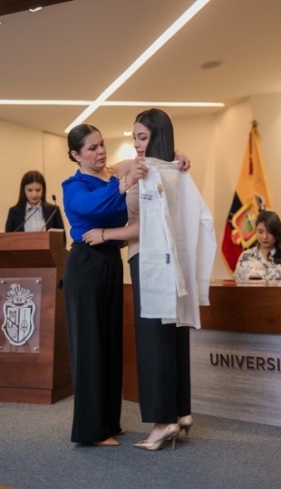 Imposición de mandiles a estudiantes de la carrera de Psicología Clínica Imposición de mandiles a estudiantes de la carrera de Psicología Clínica