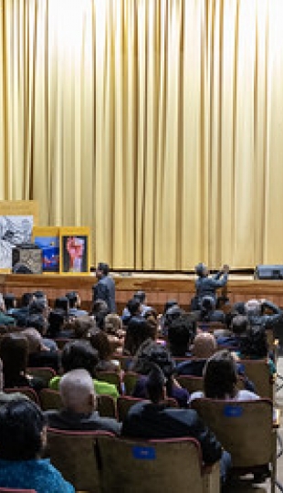 Entrega de condecoración a Claudia Cartuche Flores