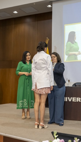 Imposición de mandiles a internos rotativos de la carrera de Nutrición y Dietética – Cohorte mayo 2025 / abril 2026