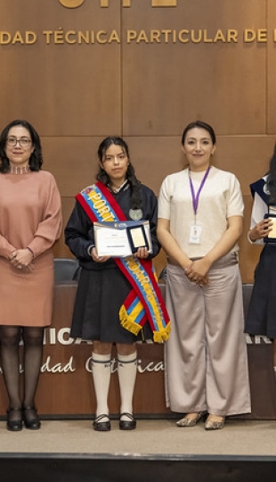 UTPL reconoció el compromiso de los abanderados de los colegios de Loja por su excelencia académica