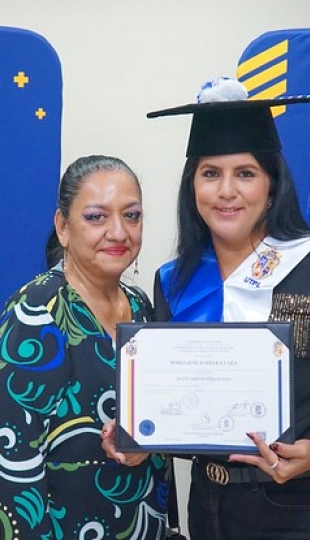 Nuevos profesionales de Galápagos recibieron su título Nuevos profesionales de Galápagos recibieron su título
