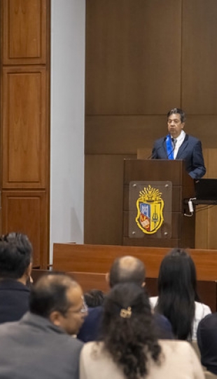 Condecoración a Carlos Calderón