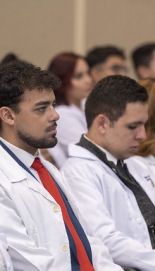 Imposición de mandiles a estudiantes de Fisioterapia