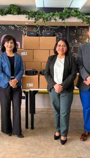 Bagó donó 60 gafas no electrónicas a la UTPL