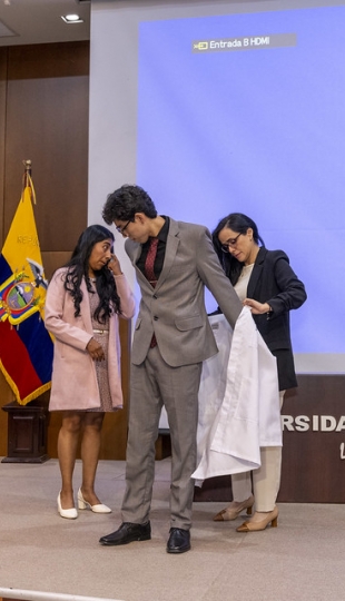 Imposición de mandiles a estudiantes de Fisioterapia