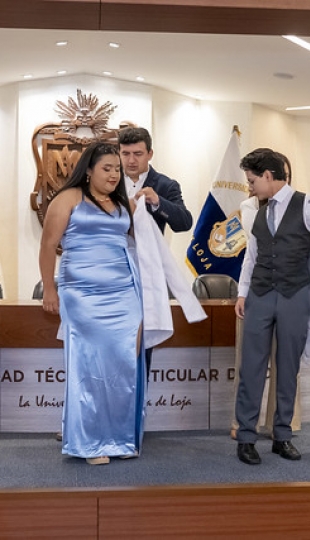 Imposición de mandiles | Carrera de Bioquímica y Farmacia