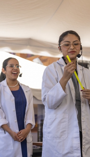 La UTPL participa en el Festival Internacional de Artes Vivas Loja con sus talentosos grupos de arte en la Plaza de la Cultura