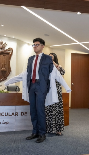 Estudiantes de Fisioterapia reciben sus mandiles