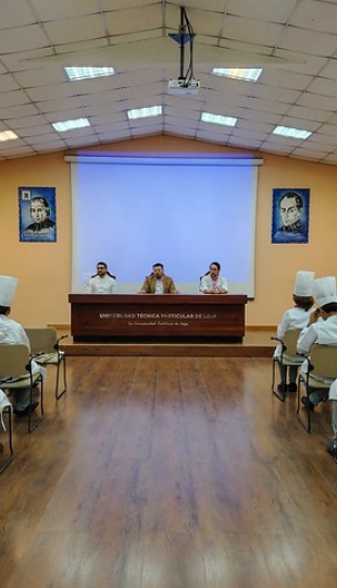 Ceremonia de investidura de los estudiantes de primer ciclo de la carrera de Gastronomía