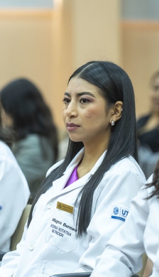 Imposición de mandiles a estudiantes de Nutrición y Dietética