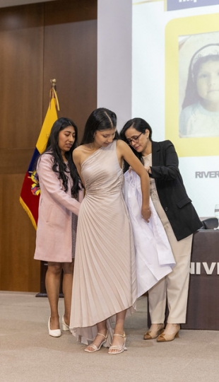 Imposición de mandiles a estudiantes de Fisioterapia